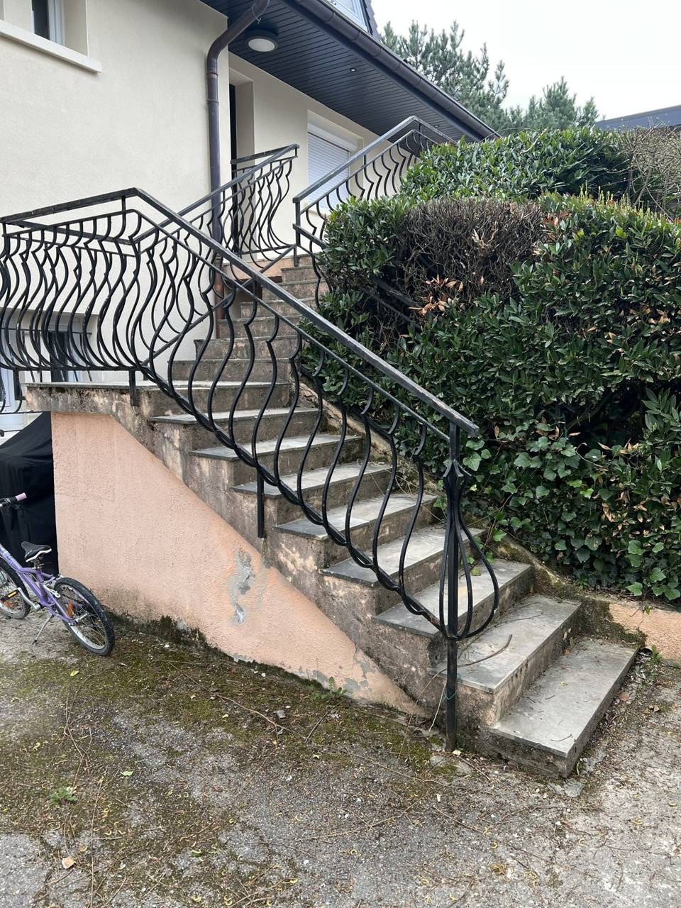 Avant : escalier extérieur ancien et abîmé