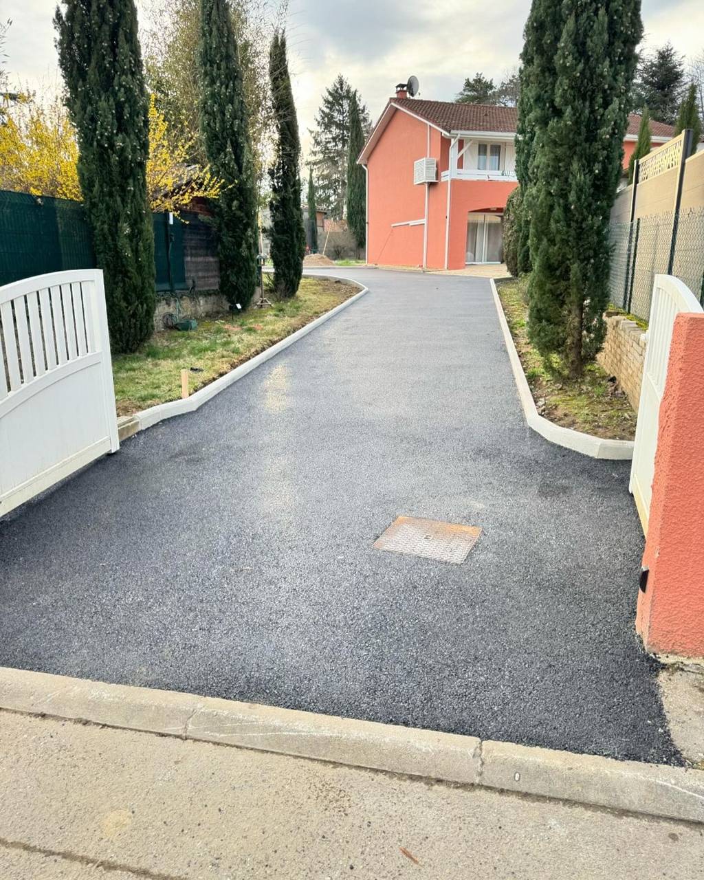Après : allée en enrobé à chaud avec bordures