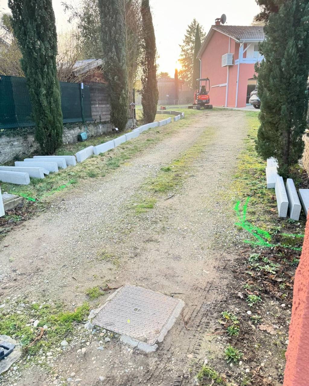 Avant : allée en gravier et terre devant la maison