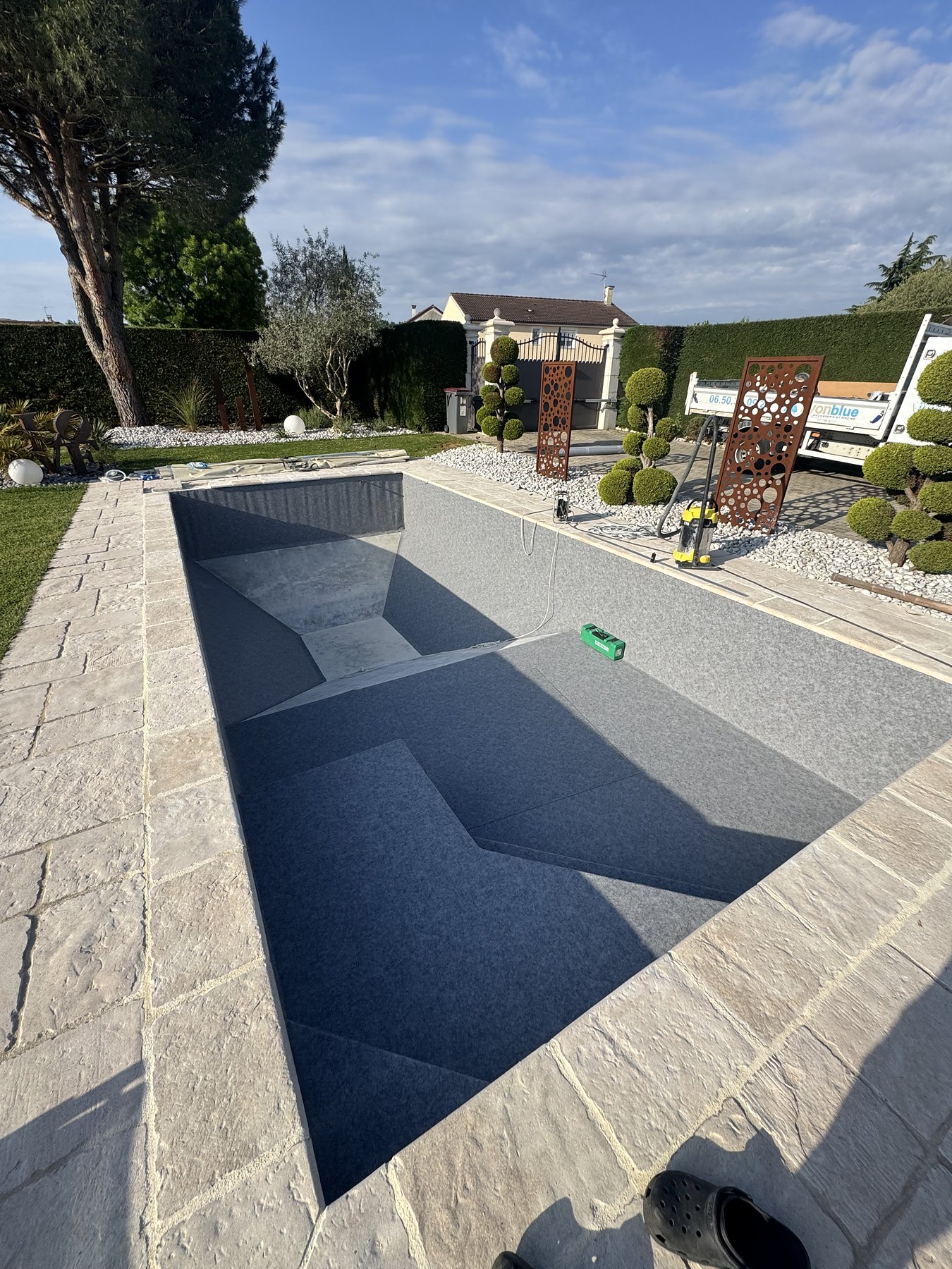Après : bassin rénové avec membrane PVC armé gris anthracite