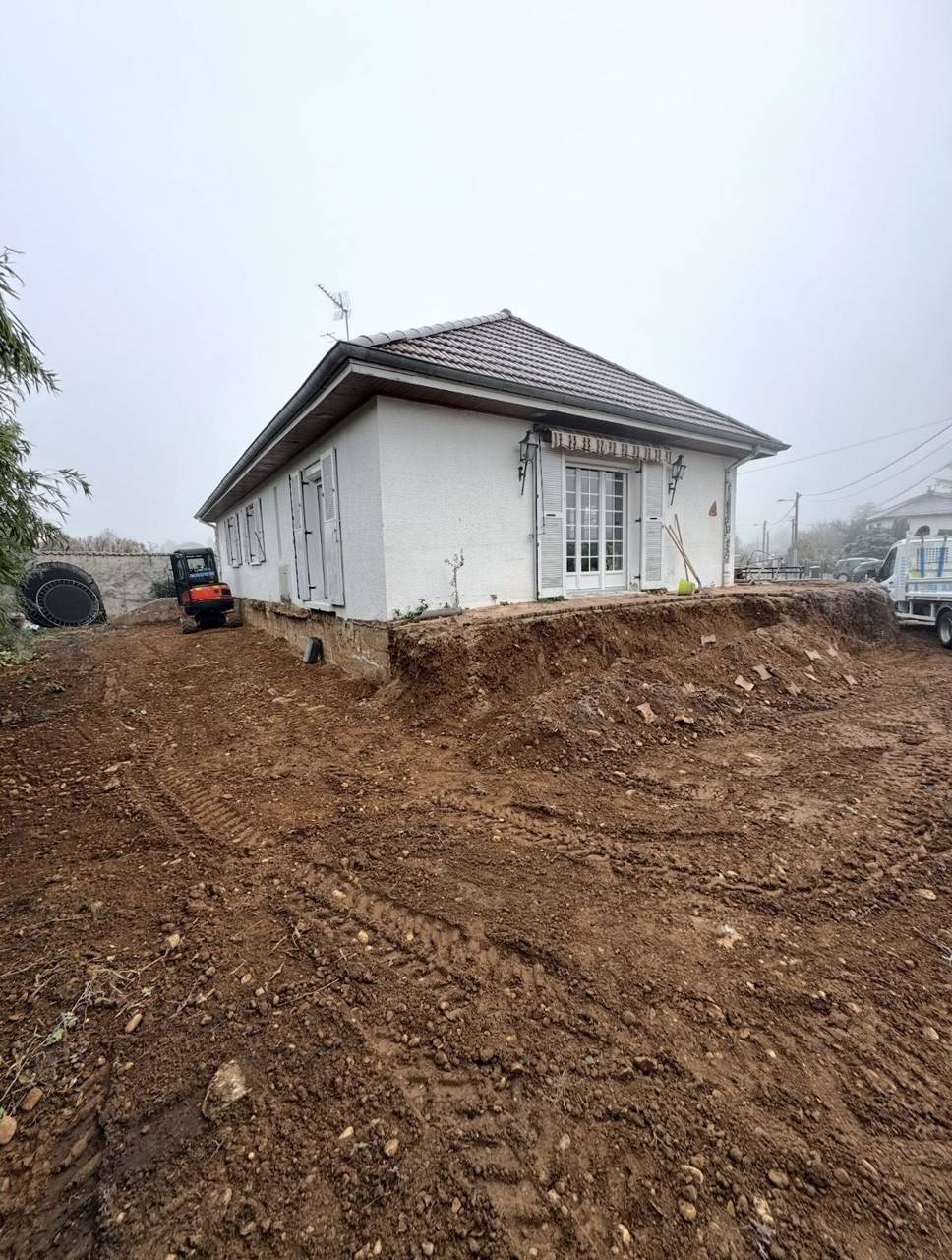 Terrassement et VRD : décaissement du terrain autour d'une maison