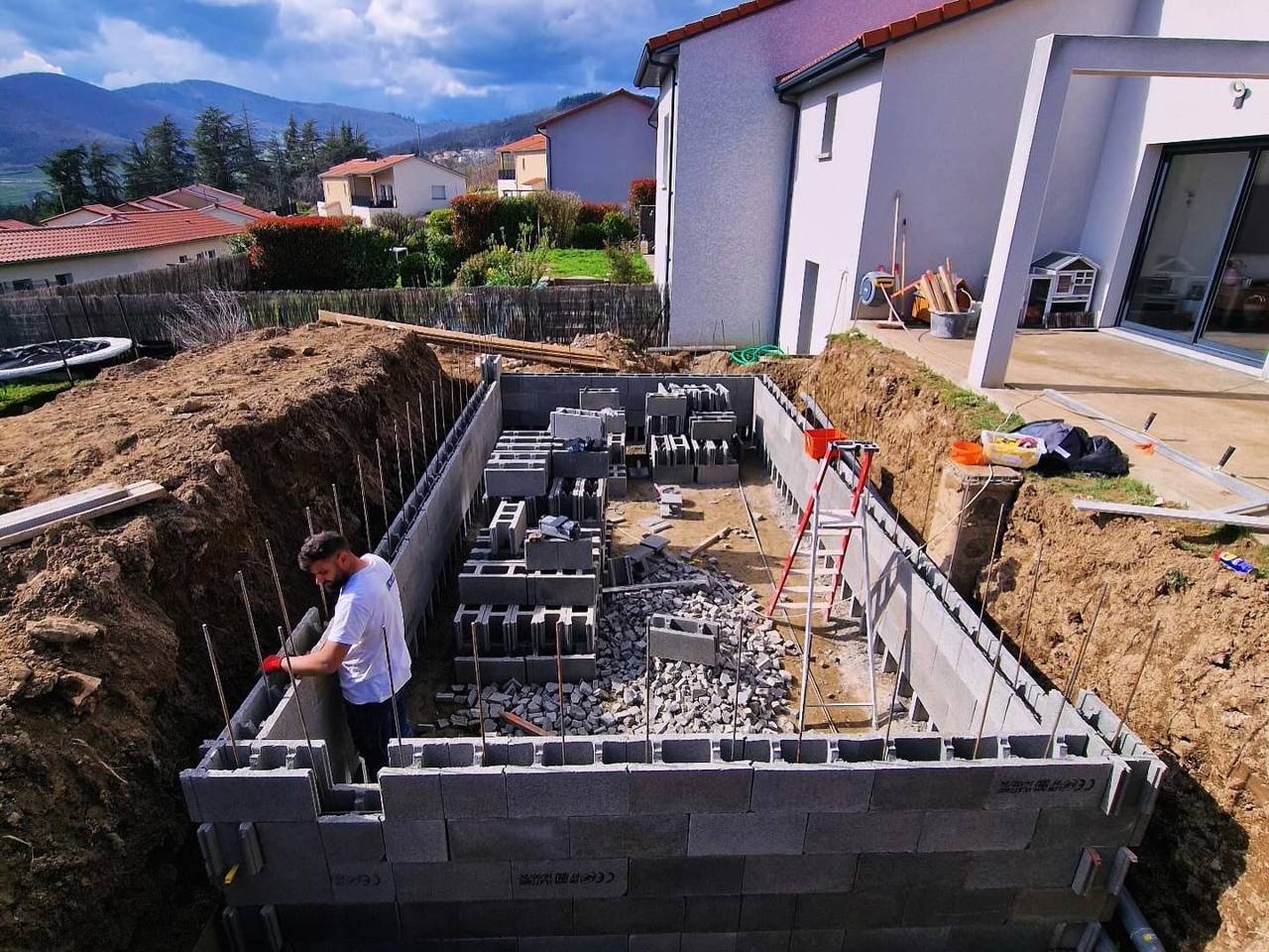 Montage des murs du bassin en blocs à bancher