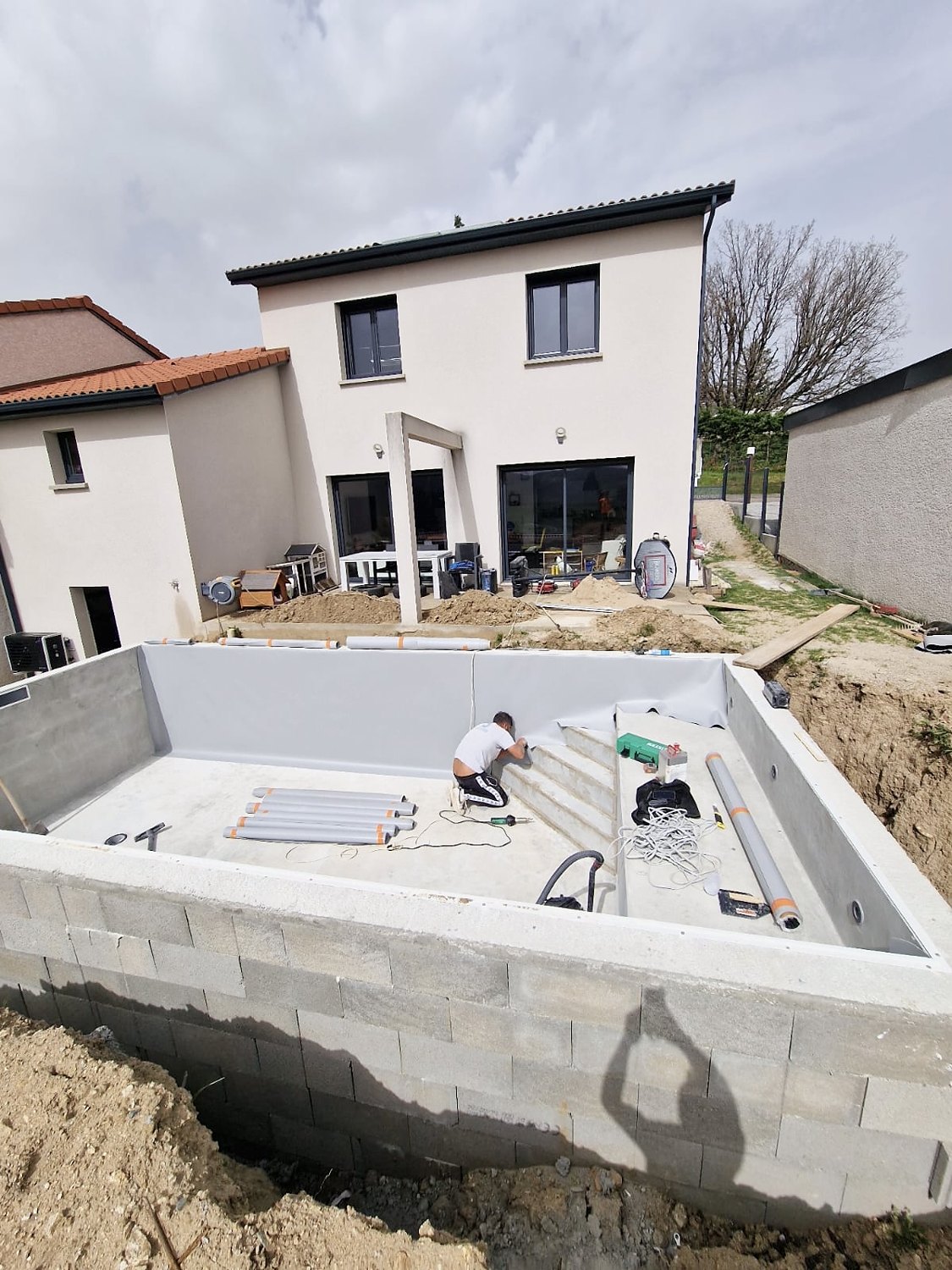 Installation de la membrane PVC armé dans le bassin