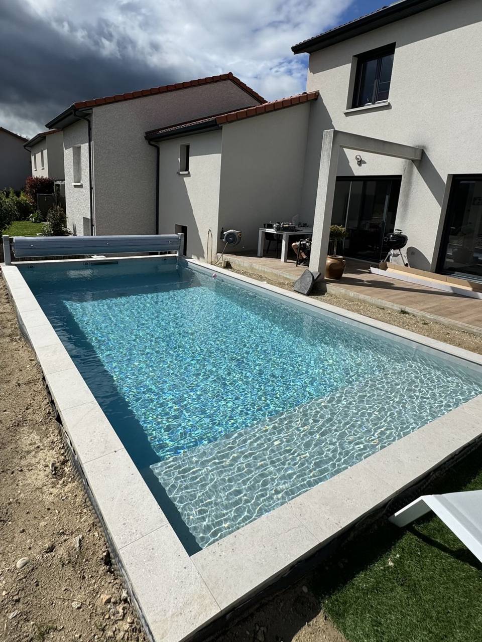 Piscine terminée et mise en eau par Lyonblue, pisciniste à Jonage