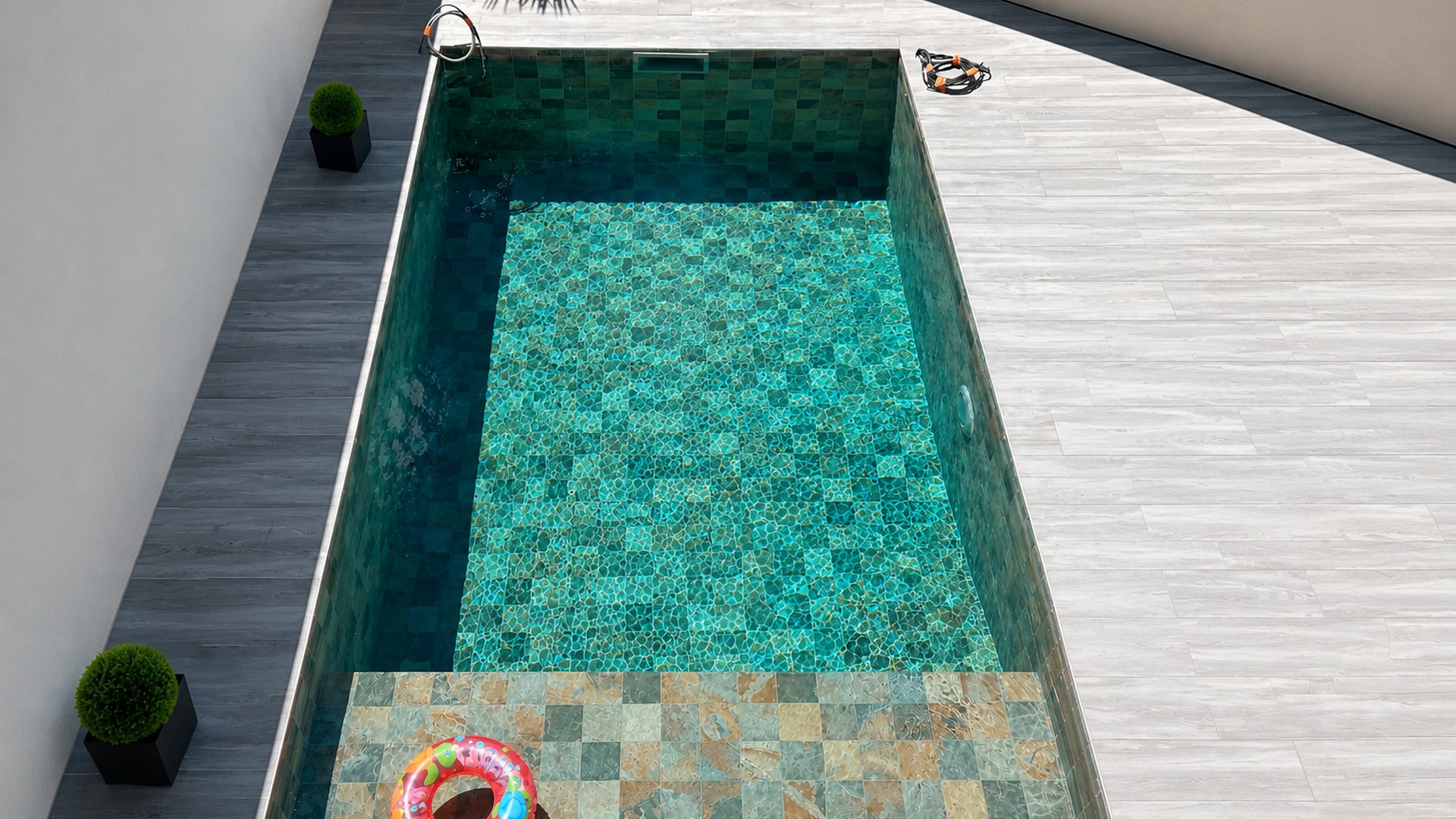 Piscine construite par Lyonblue, éclairée de nuit