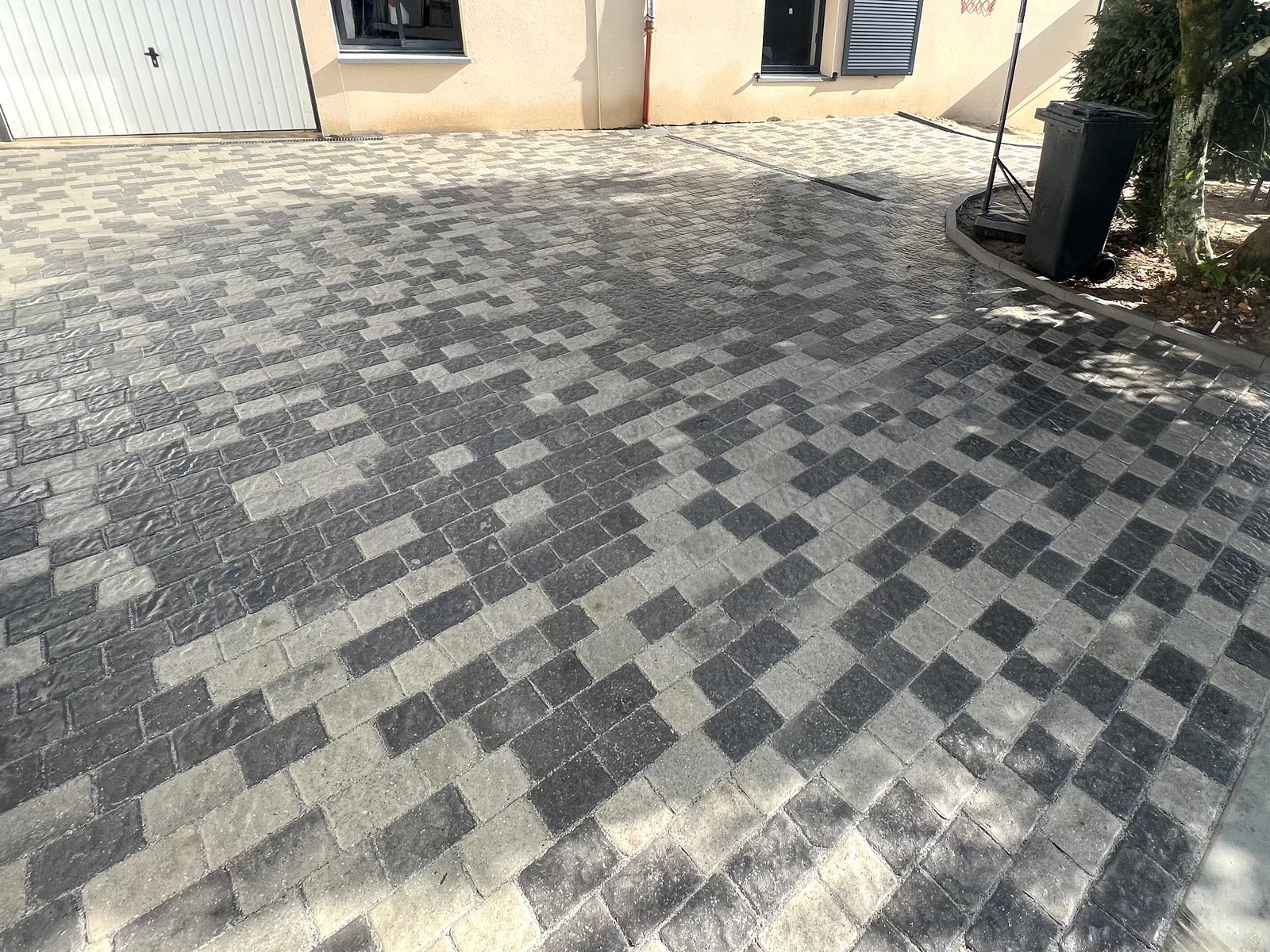 Cour et accès pavés en pavés bicolores réalisés par Lyonblue