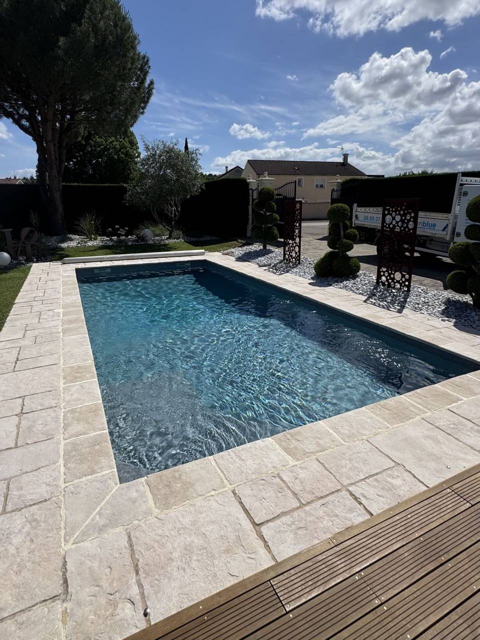 Piscine avec aménagement extérieur complet à Genay