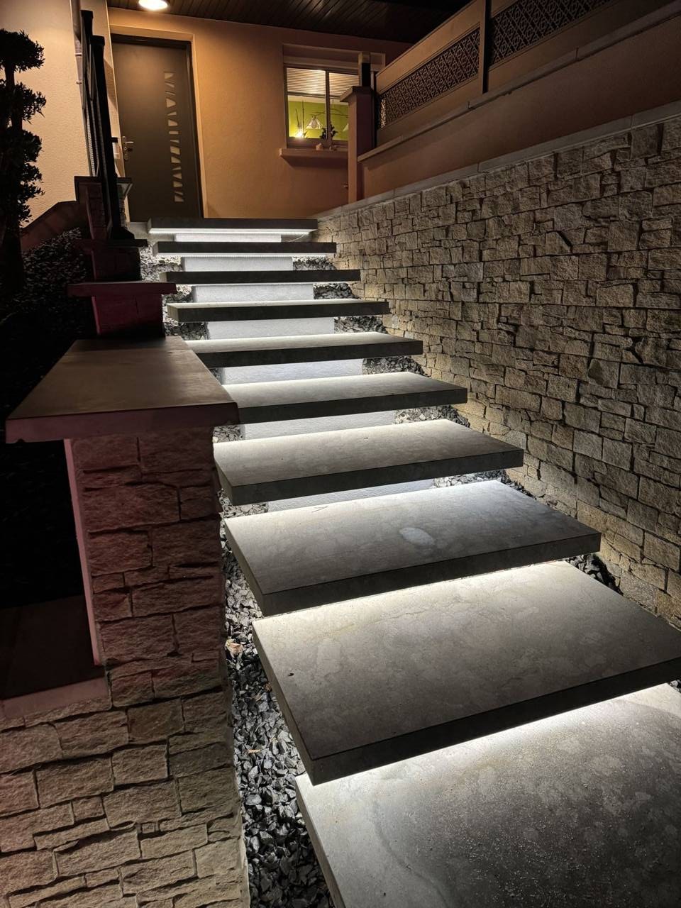 Escalier extérieur moderne à marches suspendues avec éclairage intégré à Meyzieu