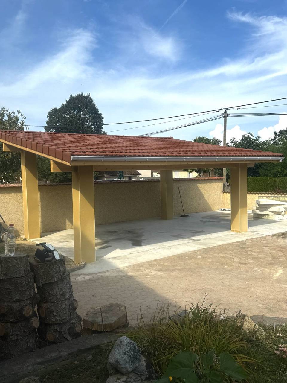 Carport avec couverture en tuiles à Genas