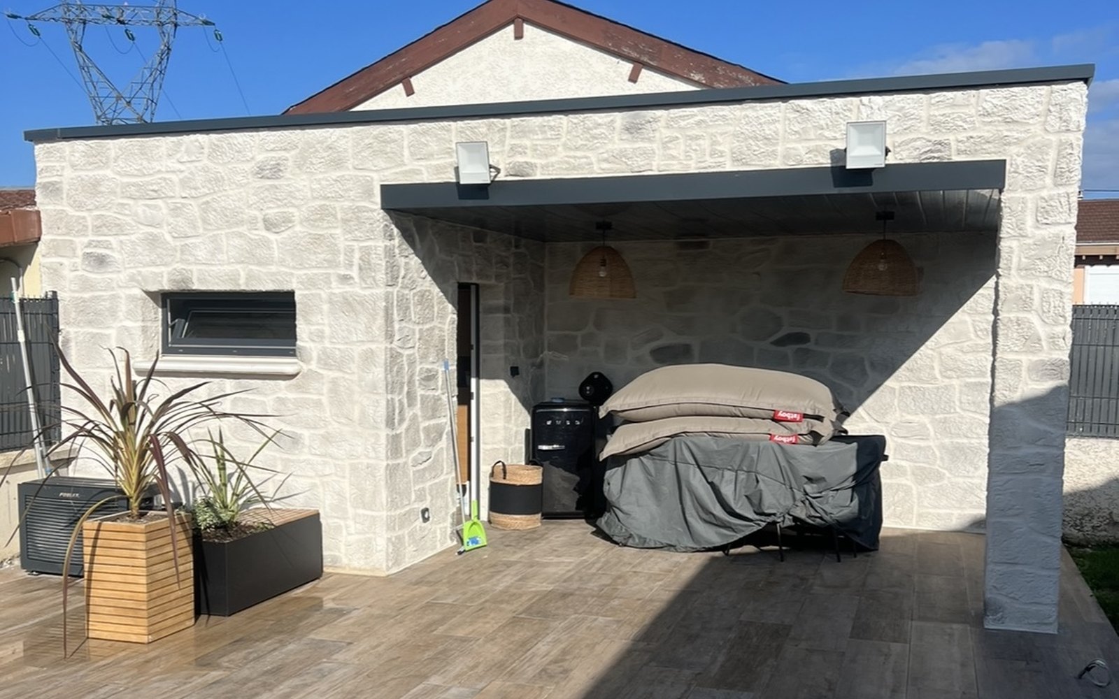 Aménagement extérieur : dépendance en pierre et terrasse réalisées par Lyonblue