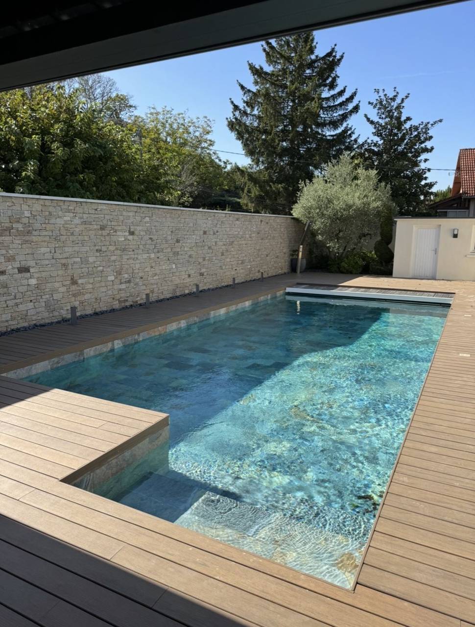 Piscine bordée d’une terrasse en bois à Saint-Laurent-de-Mure