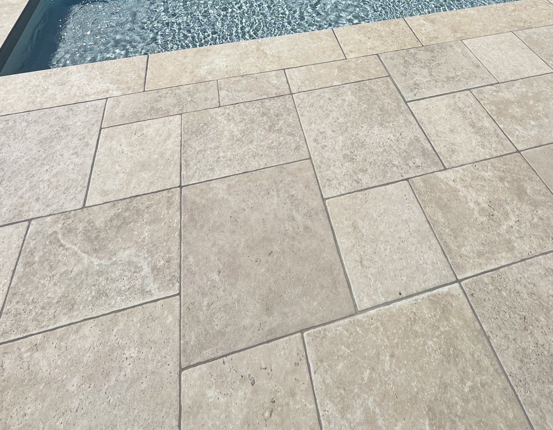 Carrelage extérieur grand format effet pierre posé par Lyonblue