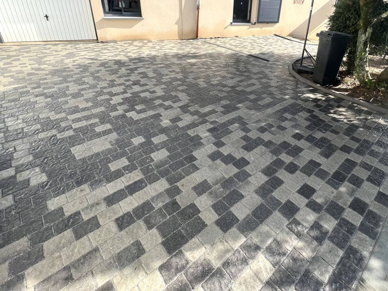 Allée et cour en pavés béton bicolores à Saint-Priest