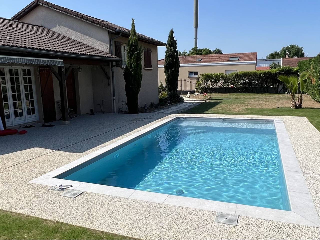 Piscine complète avec margelles en pierre à Meyzieu