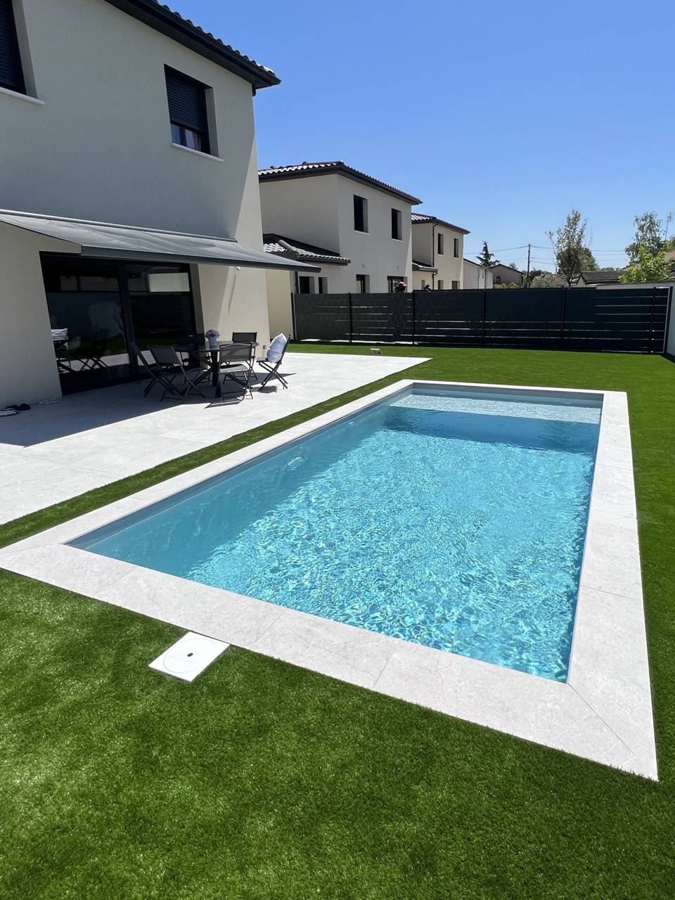 Piscine complète avec gazon synthétique à Saint-Priest