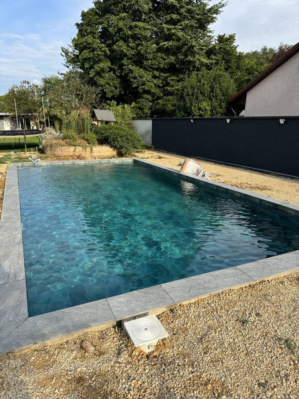 Piscine complète avec terrasse dallée à Genas