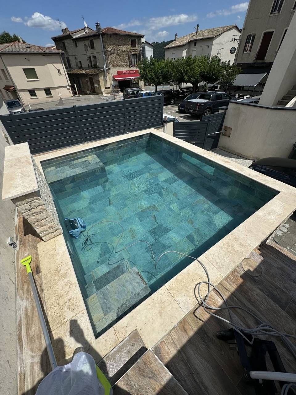 Piscine surélevée à Vaulx-en-Velin