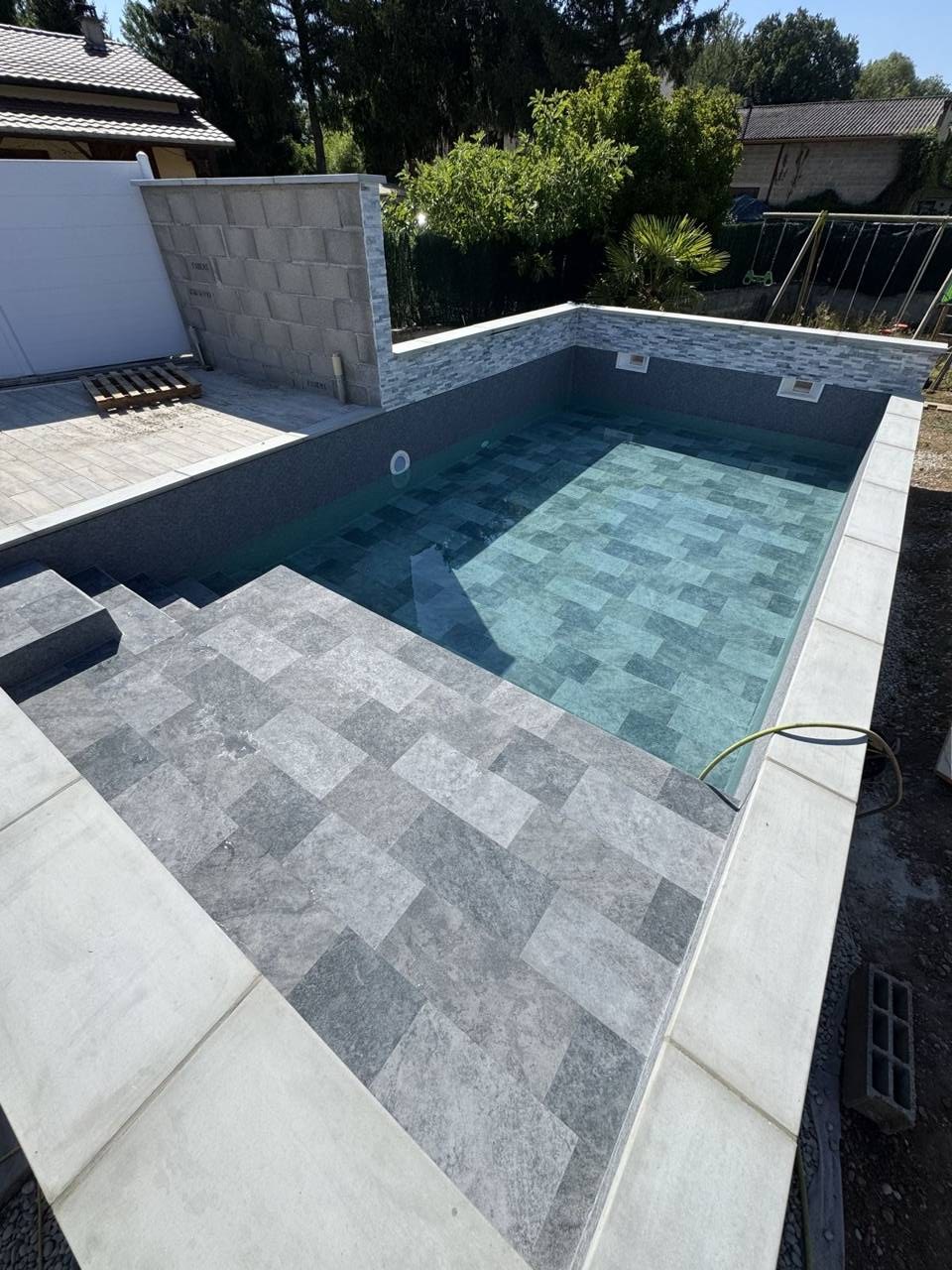 Piscine surélevée en travertin à Corbas
