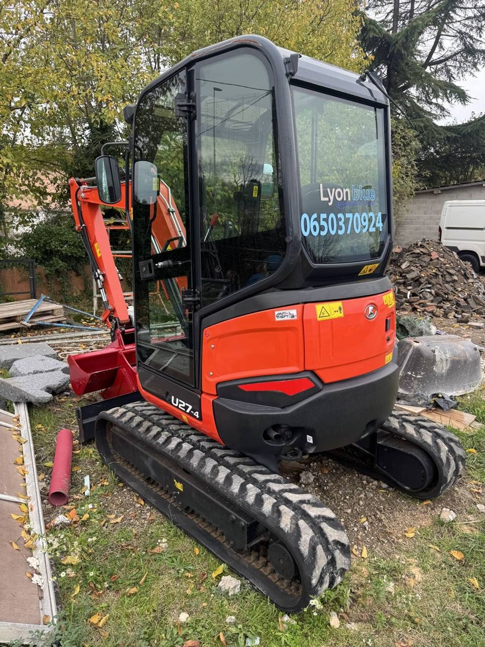 Mini-pelle Lyonblue sur un chantier de terrassement
