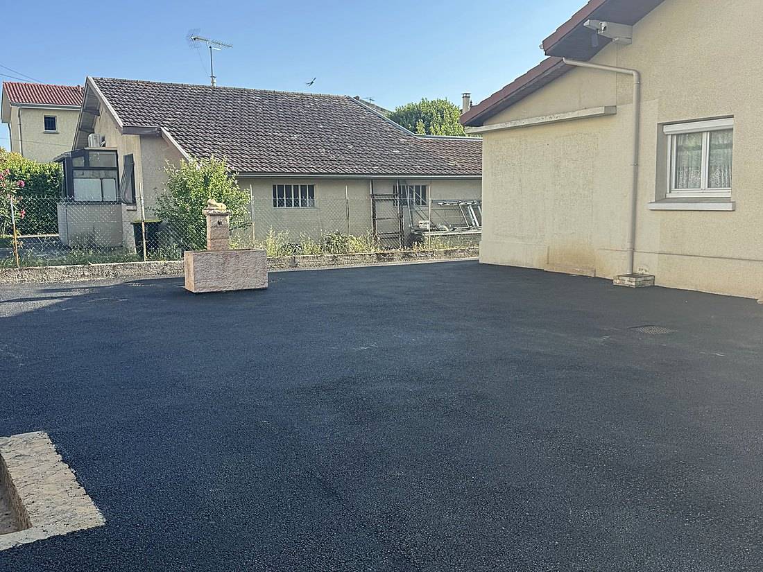Accès et cour en enrobé à Genay