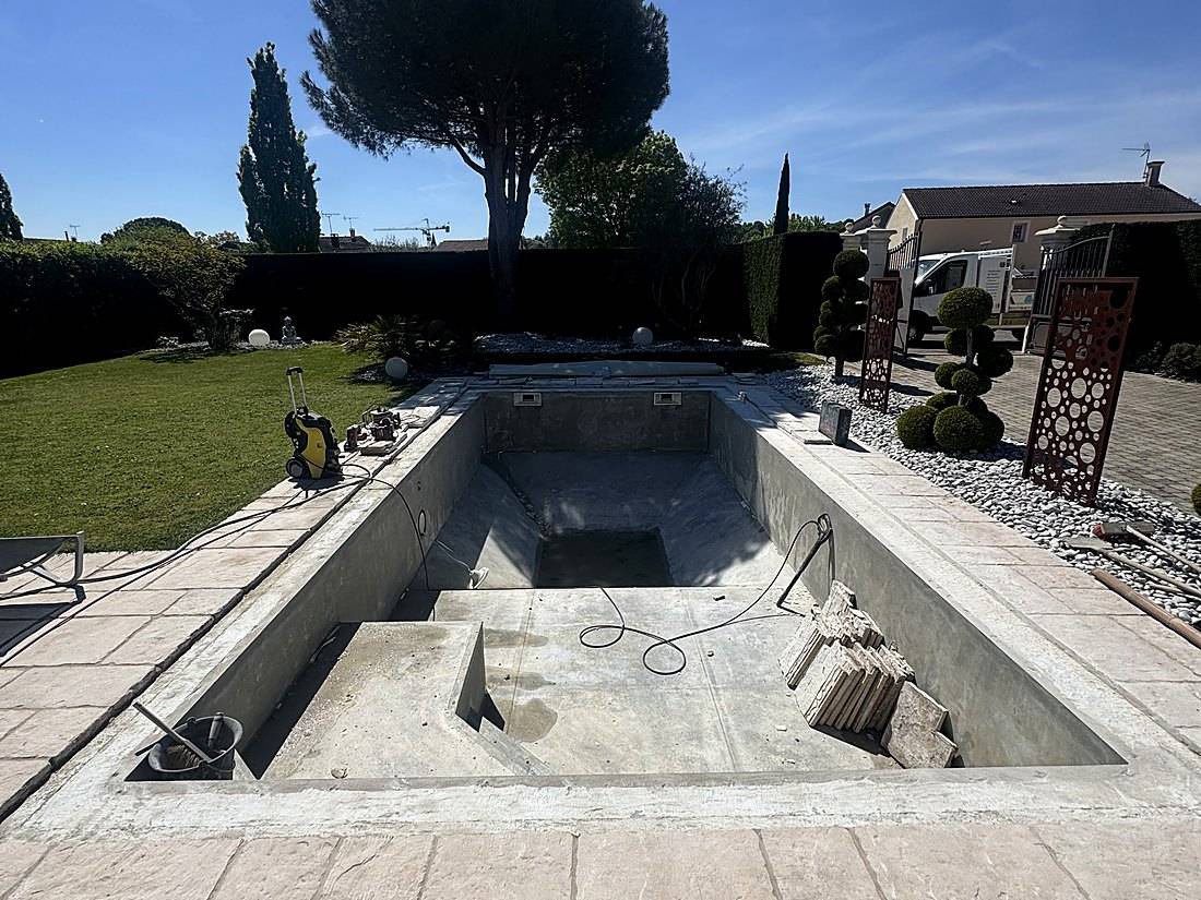 Construction d'une piscine béton : structure en cours à Jonage