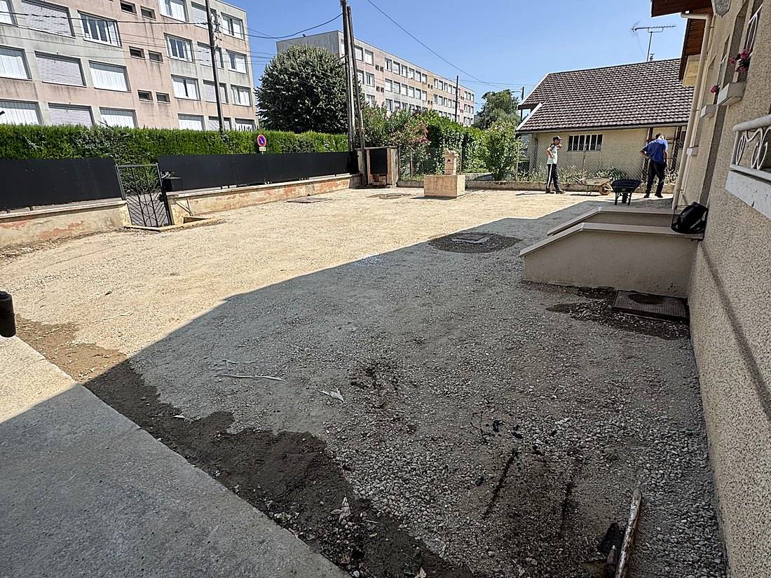 Cour en cours de reprise : fond de forme, seuils et dalles béton à Villeurbanne