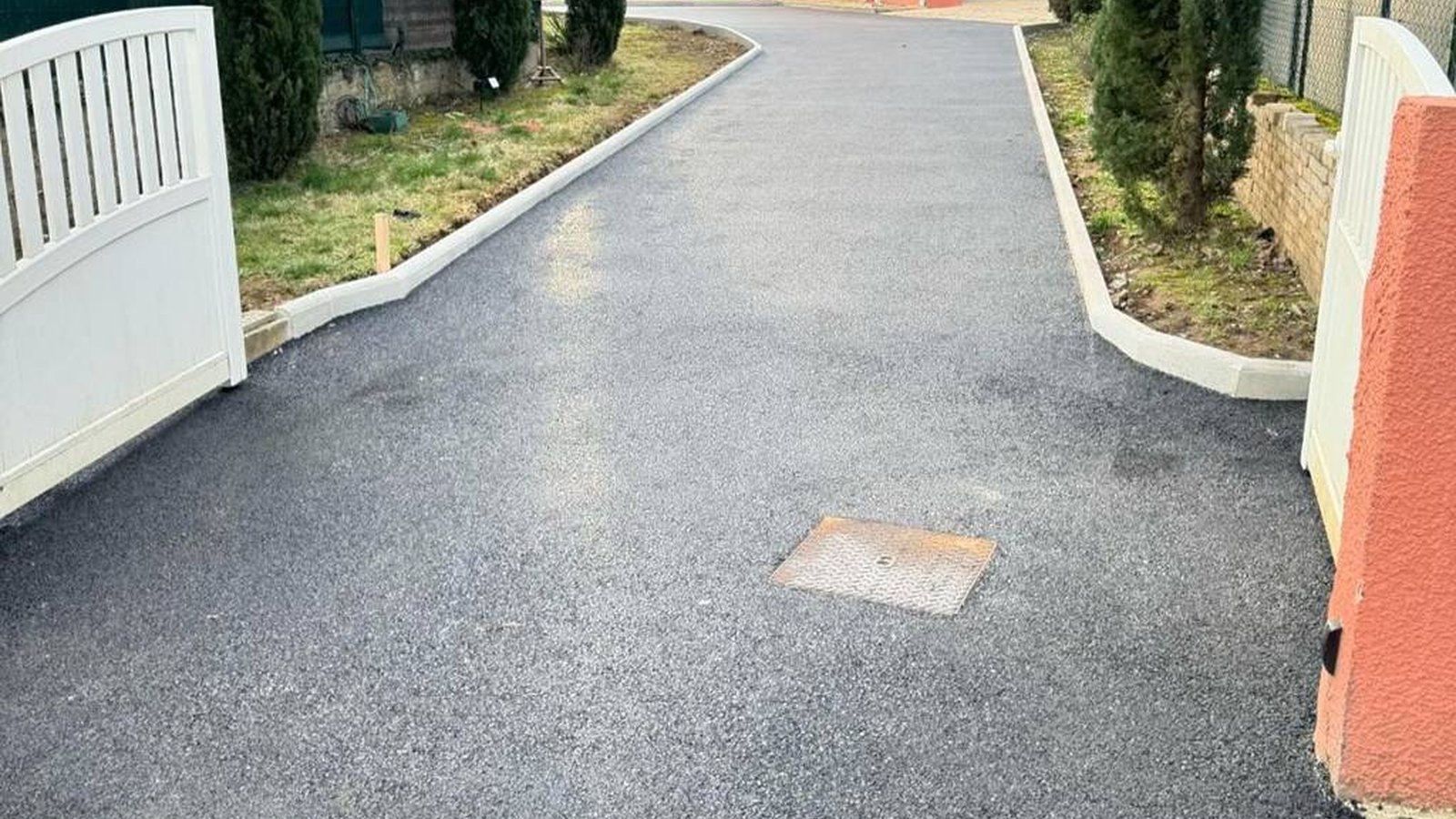 Allée d’accès en enrobé avec bordures béton coulées à Pusignan