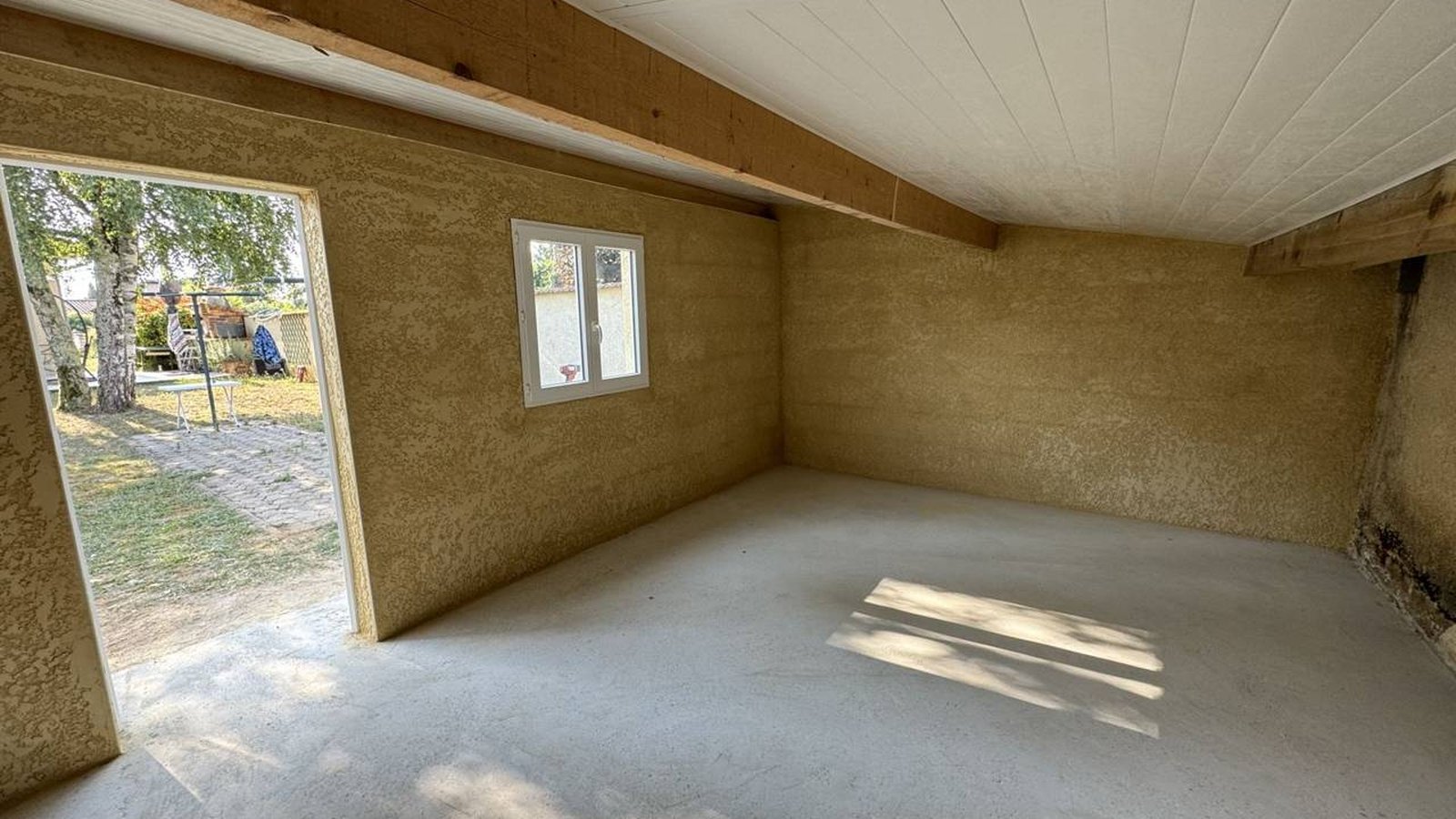 Extension de maison : gros œuvre, dalle et enduit terminés