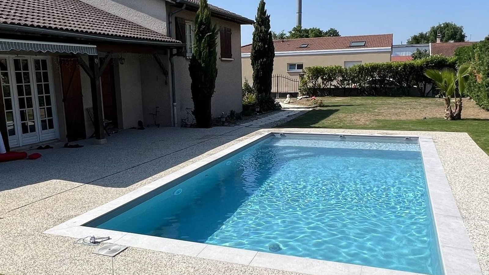 Piscine terminée et mise en eau par Lyonblue, pisciniste à Jonage
